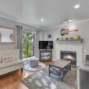  Apartment Nash Star Private - 2bed, 2bath, Sleep 6, 25 Min Walk To Broadway And Attractions, Pool, Gym United States